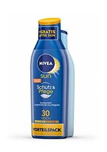 Warum keine Sonnencreme im solarium? Häufig wird die Frage nach Sonnencreme im Solarium gestellt. Viele Leute wollen ihre Haut schon einmal für den Urlaub vorbräunen und gehen daher 4 Wochen vor dem Urlaub auf die Sonnenbank. Da die Sonnencreme für den Urlaub bereits gekauft ist, stellt sich an dieser Stelle die Frage, warum man diese für die empfindliche Haut nicht auch schon im Solarium nutzen sollte. Hintergrundwissen Solarium Um eine Antwort auf diese Frage zu erhalten, sollte man sich einmal mit der Strahlung im Solarium auseinander setzen. Grundsätzlich wird hier zwischen zwei verschiedenen Strahlungen unterschieden. Es gibt zum einen langwellige UV-A-Strahlen und zum anderen kurzwellige UV-B-Strahlen. Den eigentlichen Bräunungseffekt erzielen die langwelligen UV-A-Strahlen, da diese tief unter die Haut gelangen können und dort wirken können. Allerdings sorgen diese Art Strahlen nicht für einen Lichtschutz der Haut. Den Lichtschutz bilden sogenannte Lichtschwielen, welche sich in der oberen Hornschicht der Haut bilden. Dieser Lichtschutz bildet einen ganz natürlichen Schutz gegen Sonnenlicht. Selbstverständlich kann durch einen solchen Lichtschutz nicht gänzlich auf Sonnencreme verzichten. Diese sollte in jedem Fall zum zusätzlichen Schutz in der Sonne angewandt werden. Die Geräte in den meisten Solarien strahlen eben diese UV-A-Strahlen aus, welche keinen Lichtschutz aufbauen können. Sie lassen die Haut zwar braun werden, helfen aber nicht beim Aufbau des natürlichen Lichtschutzes. Eben aus diesem Grund eigenen sich Solarien auch nicht, um seine Haut auf den Urlaub vorzubereiten. Man wird zwar brauner, hat im Urlaub aber nach wie vor keinen natürlichen, zusätzlichen Sonnenschutz. Zudem können diese Art Strahlen erhebliche Spätfolgen für die Haut auslösen. Ja oder Nein zu Sonnencreme im Solarium Sollte man sich ins Solarium begeben um lediglich die Haut zu bräunen, sollte man also keine Sonnencreme verwenden. Aus diesem Grund befinden sich in den Sonnenstudios an den Geräten auch häufig Hinweise darauf, keine Sonnencreme zu verwenden. Der Grund hierfür sind die Inhaltsstoffe der Sonnencreme, welche in Verbindung mit übermäßig vielen UV-Strahlen zu Reizungen bzw. Überreaktionen der Haut führen können. Eben diese Überdosis bekommt der Körper in einem Solarium. Zu Überreaktionen der Haut können Blasenbildung oder juckende Rötungen zählen. Ist die Haut erst einmal so sehr gereizt, bleibt diese allergische Reaktion meist dauerhaft bestehen. Grundsätzlich gilt also keine Sonnencreme im Solarium zu verwenden. Daneben sollte man versuchen, nicht zu häufig in das Solarium zu gehen. Solarien mit UV-B-Geräten sollten sie grundsätzlich bevorzugen, da diese für den oberflächlichen Lichtschutz der Haut sorgen. Ebenso sollten sie stets darauf achten, die Zeit und Intensität der Sonnenbank nach ihrem jeweiligen Hauttyp zu bestimmen. Zurück zum Test 2016